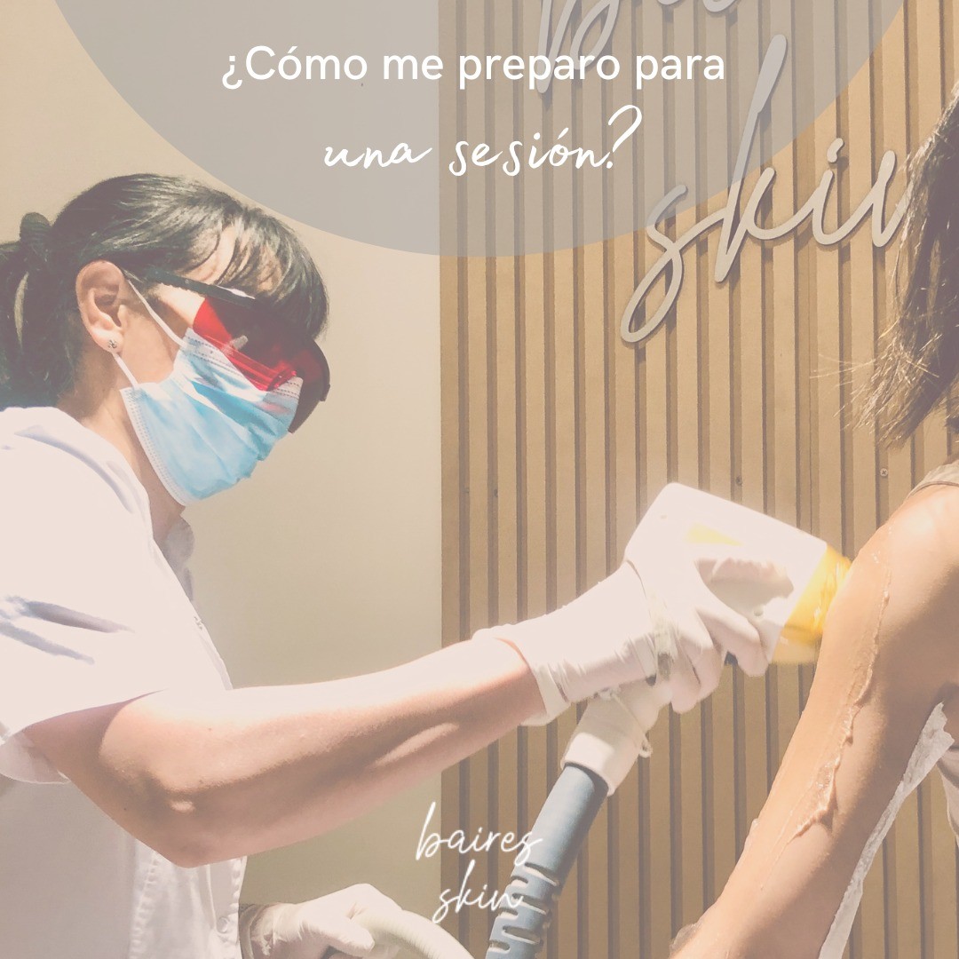 Una operadora de Baires Skin, con barbijo y anteojos de protección, hace una sesión de depilación láser en el brazo de una clienta, frente a la pared de madera con el logo